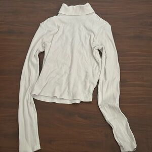 White turtle neck
White
Women’s small
Barely worn